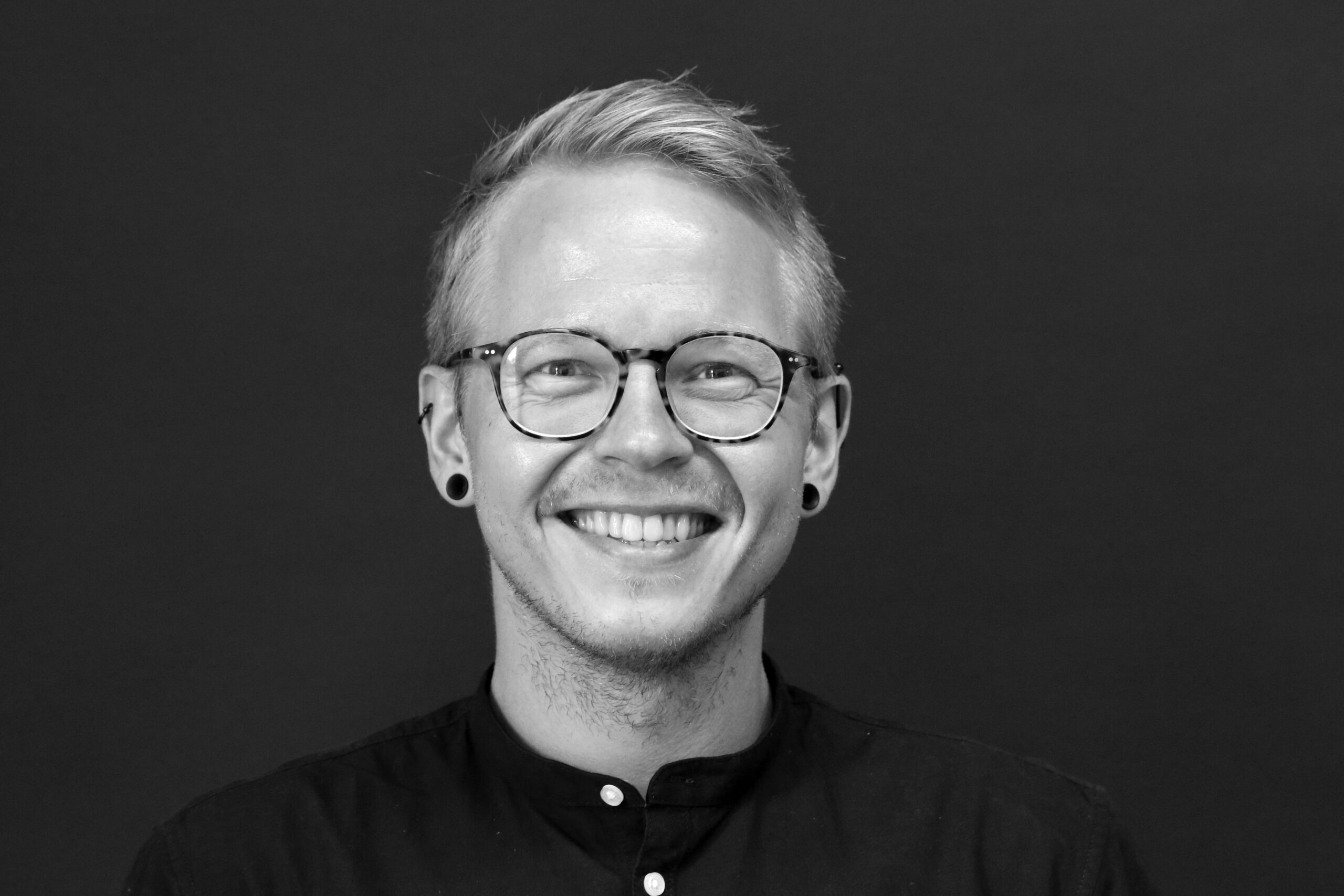 Dennis Grimberg – Dennis Grimberg ist der Aufmerksame bei uns im Team. Durch seinen Blick fürs Detail bleibt kein konstruktives Problem unentdeckt.